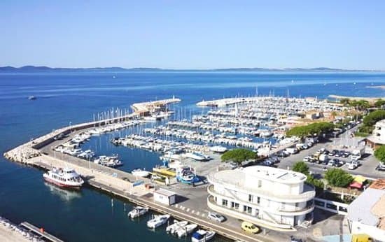 La capitainerie, le port et la grande plage dans le fond.