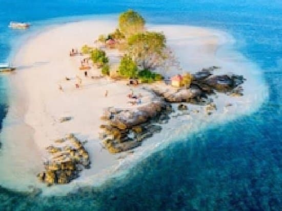 Hello guys ..!!! Apakah kalian tahu Gili kecil ,imut , nan anggun ini ???? Seberapa tahukah kalian dengan Gili ini ??? Apakah kalian cuman mengetahui namanya saja ???? Ternyata kalian masih sedikit tahu kalau cuman hanya tau namanya saja guys .  Pernah berpikir gak, keindahan yang di tawarkan pulau ini di antaranya adalah sangat cocok untuk camping trip , seperti foto yang kami posting ini .  Seberapa indahkah perjalanan ngecamp kalian jika di pulau ini ???? Oke guys yuk kita ketahui segalanya.