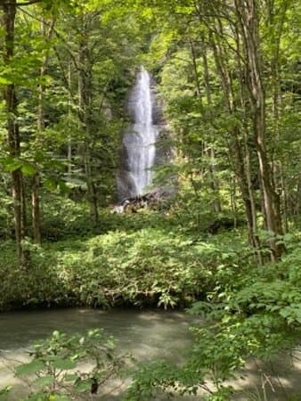 すみません。白布の滝の写真です。