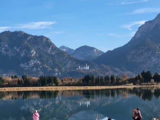 Blick vom Festspielhaus über den Forggensee auf Schloss Neuschwanstein