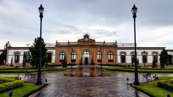 Creado en el marco de celebración de 200 años de la Independencia de México, el recinto fue ocupado para ser ahora el Centro Cultural y de Convenciones del Estado de Durango. Complejo que ha adaptado su original arquitectura con recursos tecnológicos para alojar exhibiciones comerciales y congregaciones de todo tipo y magnitud. 