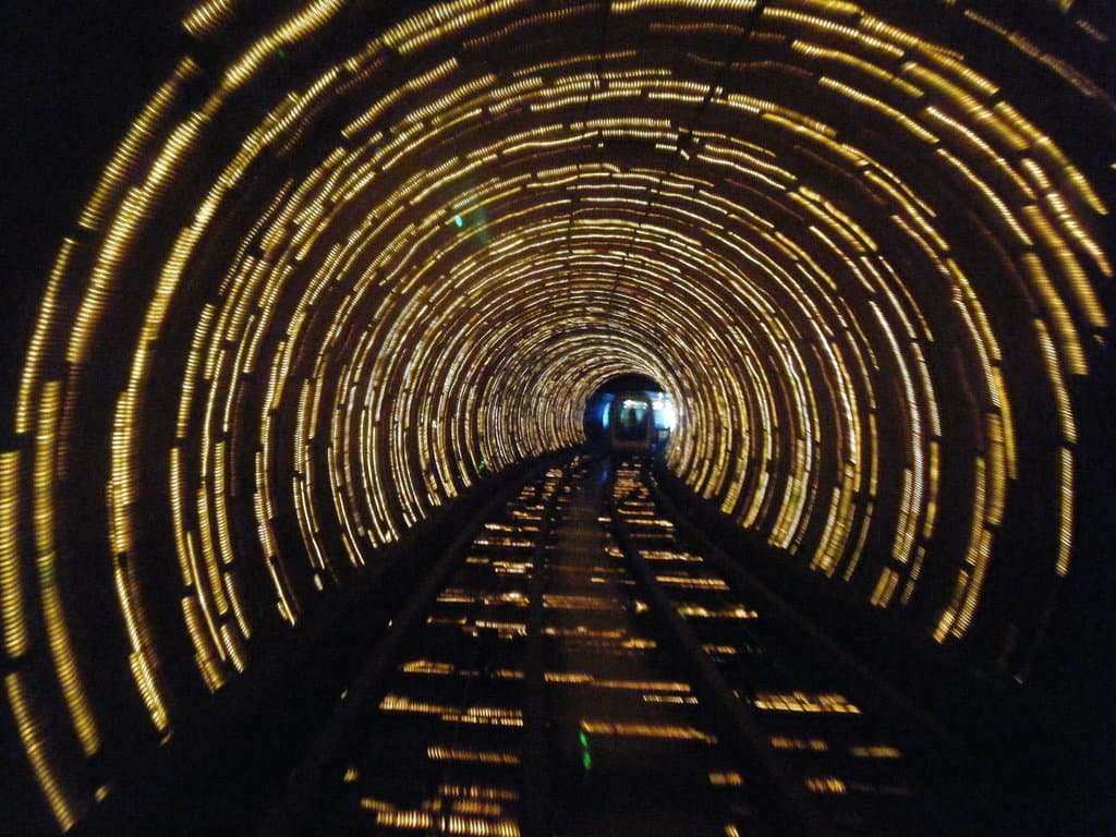 トンネル内のイルミネーション