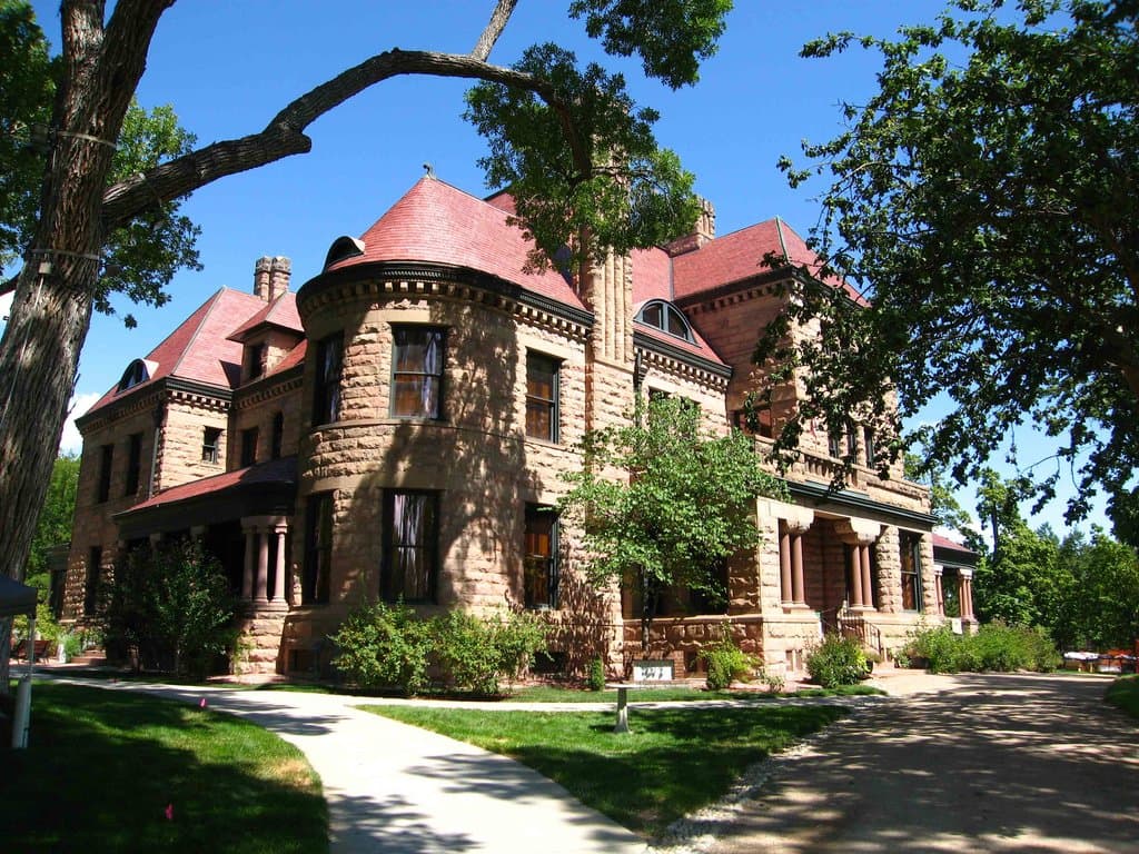 Driveway entrance to Rosemount, tours start on the left
