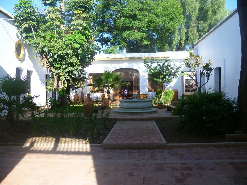 Entrada del edificio del Instituto Oaxaqueño de las Artesanías