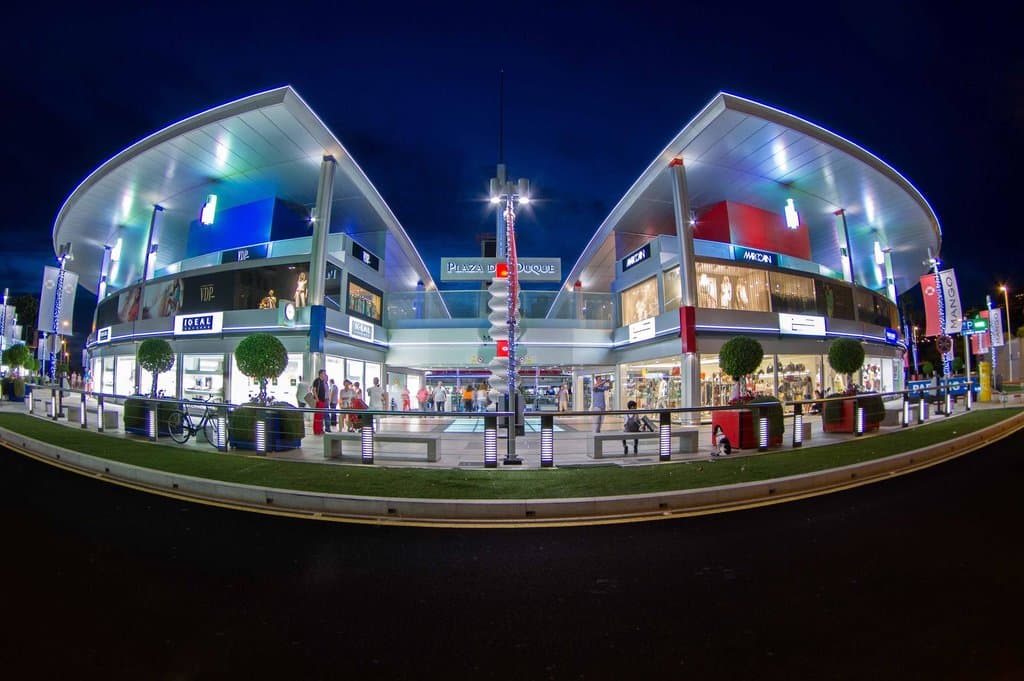 Fachada principal de Plaza del Duque Shopping
