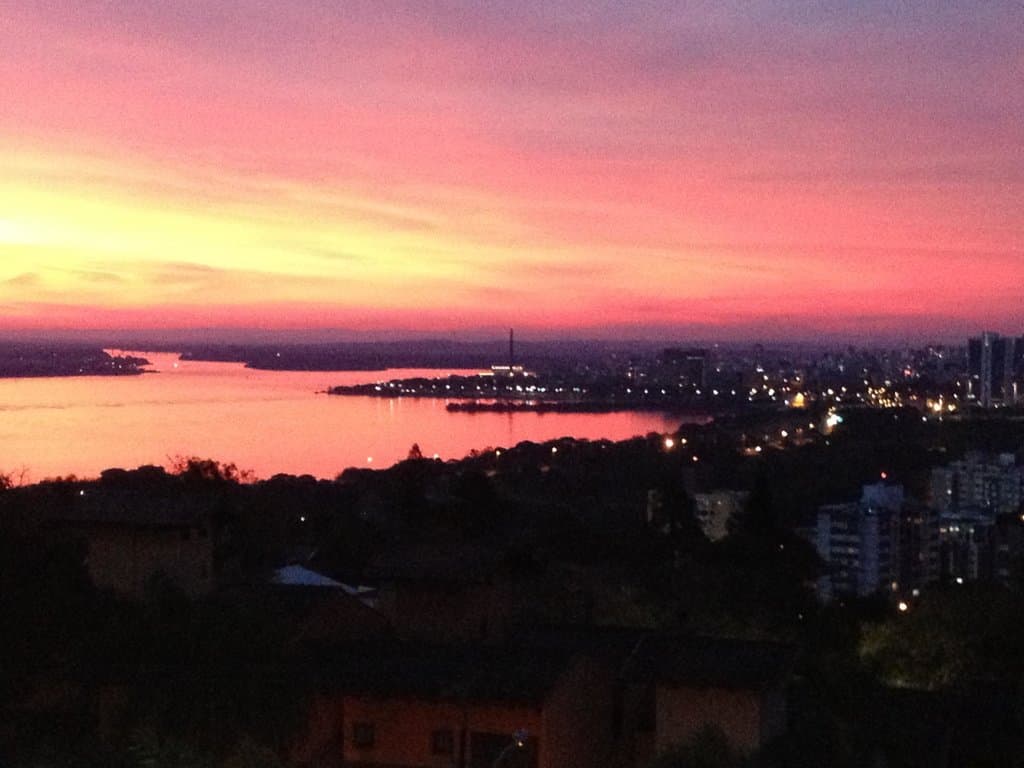 Nascer do sol no Guaiba. Foto tirada no morro Santa Teresa