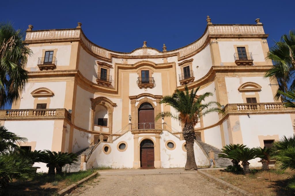 La bellissima facciata della Villa Cattolica