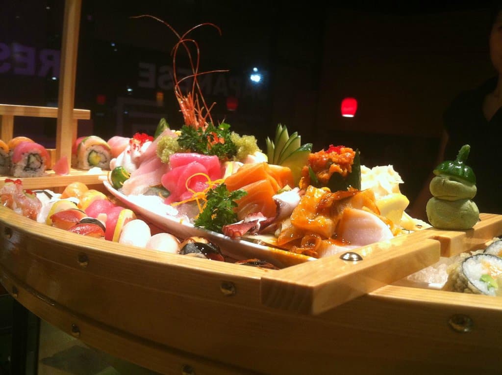 Love Boat ( Sushi, Sashimi and Roll combination )