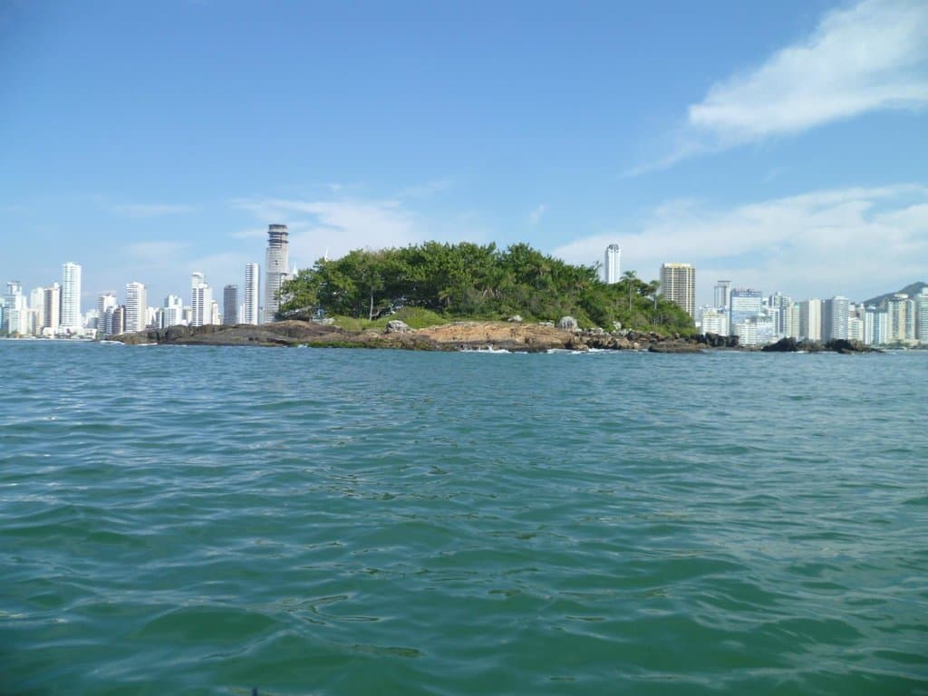 Ilha das cabras vista do mar.