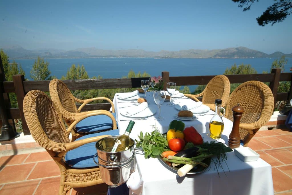Terraza frente a la Sierra de la Tramontana