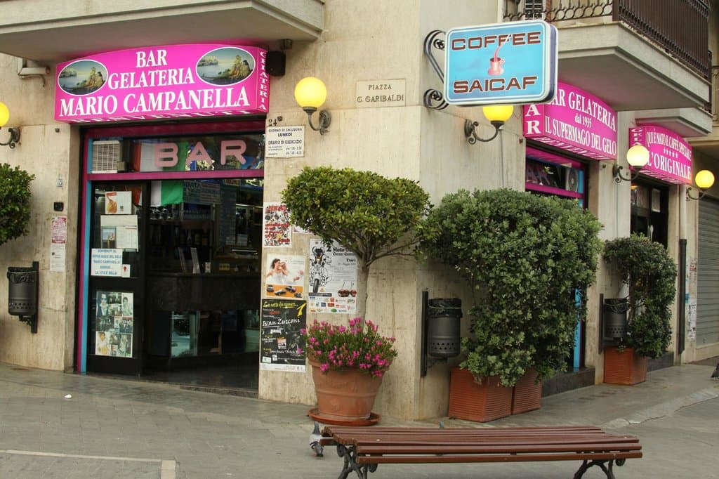 ESTERNO DEL BAR"MARIO CAMPANELLA IL SUPER MAGO"