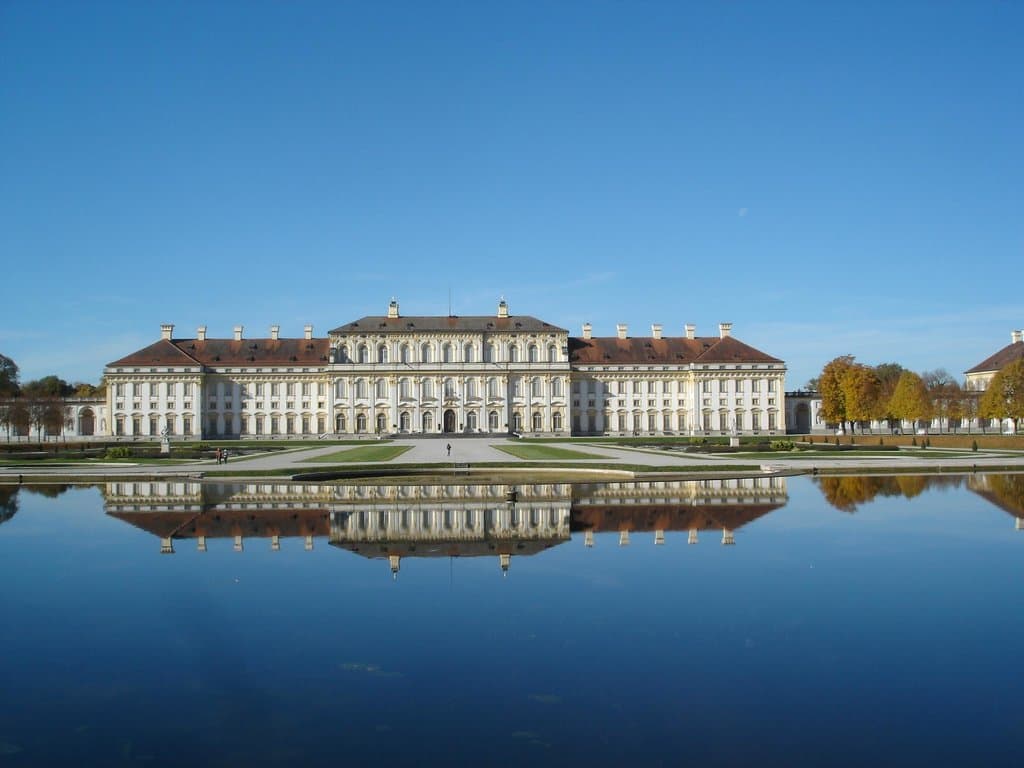 Approaching the New Palace
