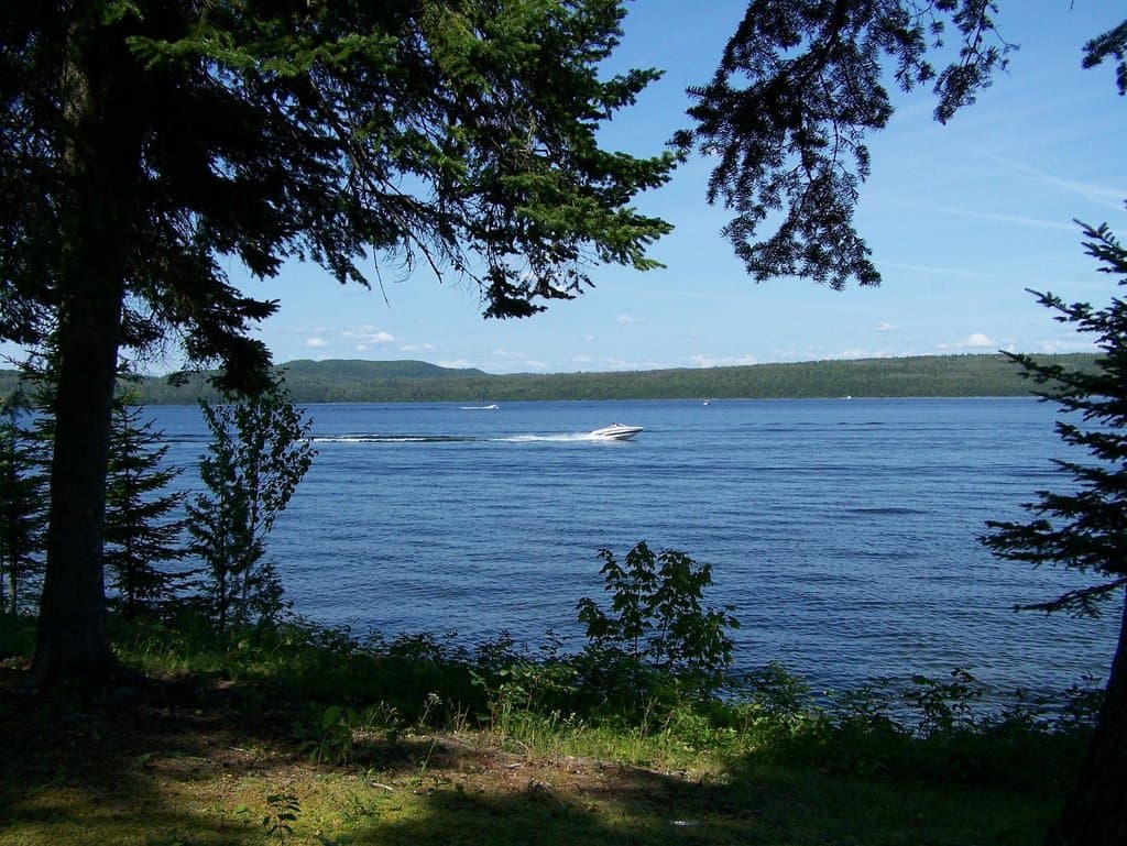 Le Parc linéaire Petit Témis longe le lac Témiscouata, long de 40 km