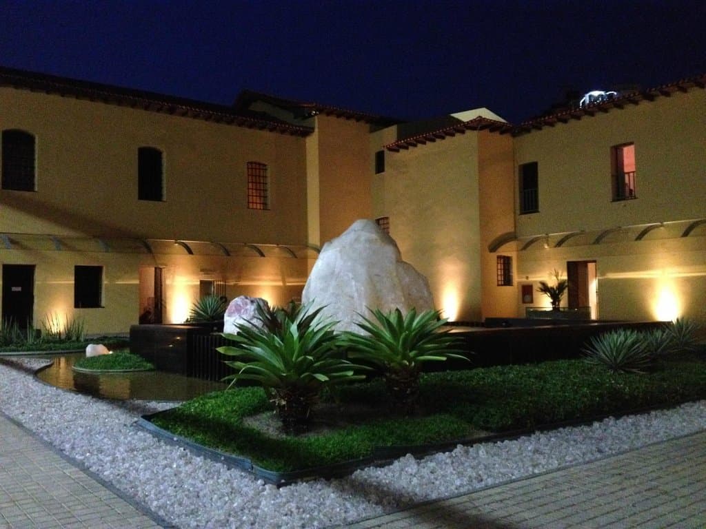 Praça central da ala joalheira, à noite.