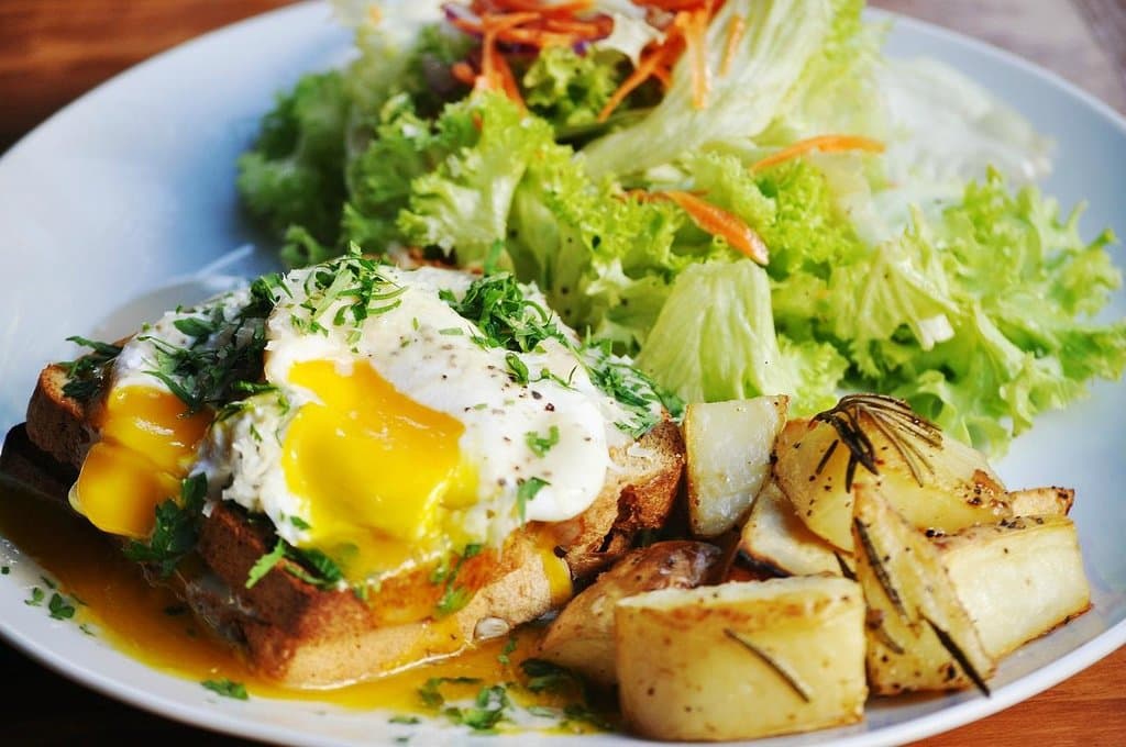 Eggs Benedict with roquefort sauce. Huevos Benedictos con salsa roquefort