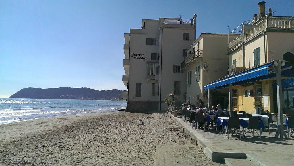 Улица в море.