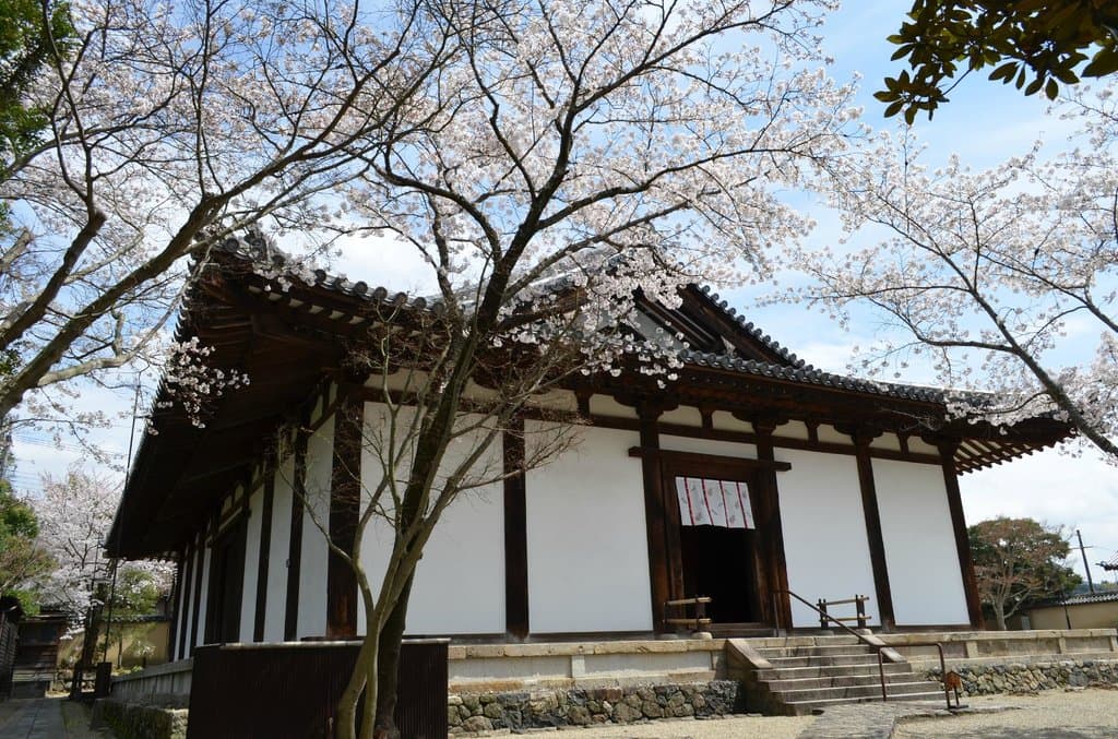 薬師如来様と十二神将様がいるお堂。