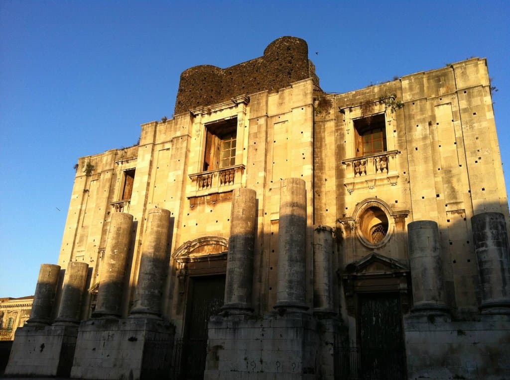 Facciata della chiesa all'alba