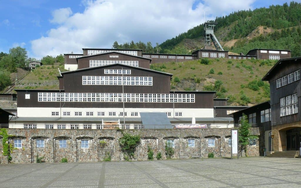 Erzaufbereitung mit Hauptförderschacht