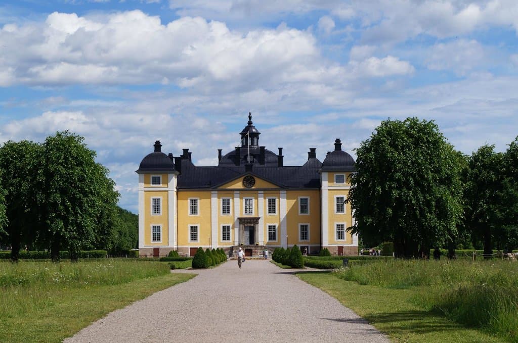 Leading into the palace