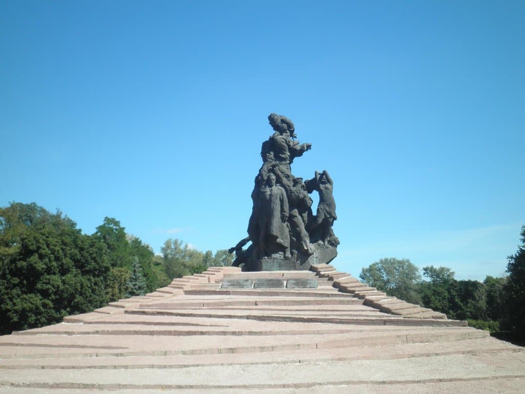 Памятник жертвам Бабьего Яра.