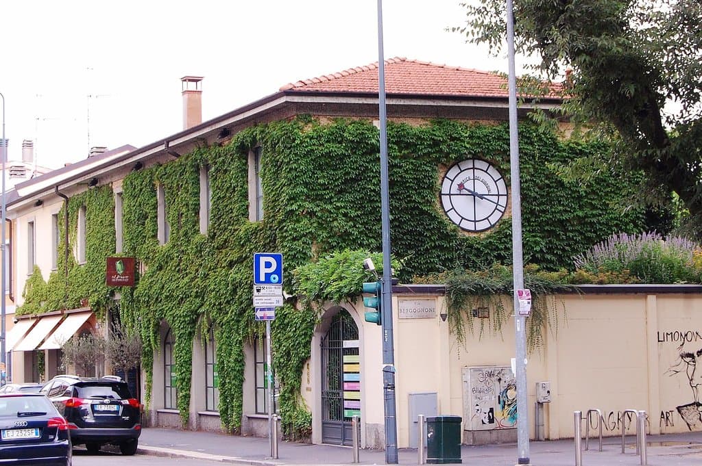 uno degli stabili di via Savona