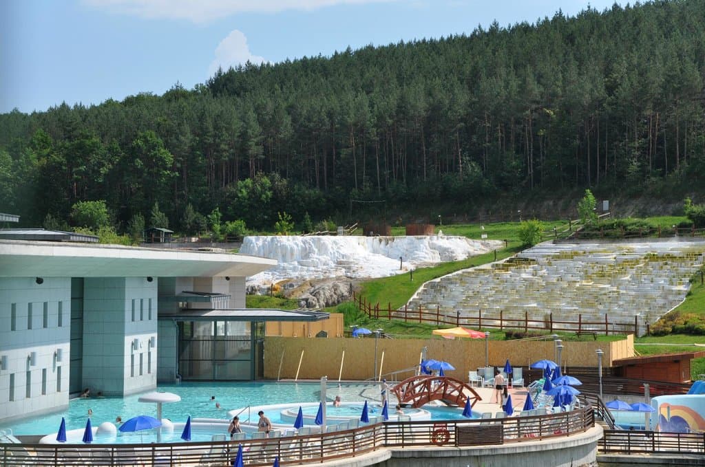 бассейны с видом на соляной холм