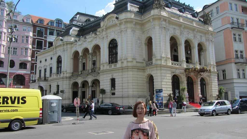 С балкона этого театра обращался к судетским немцам Гитлер, приветствуя присоединение Судет к Ре