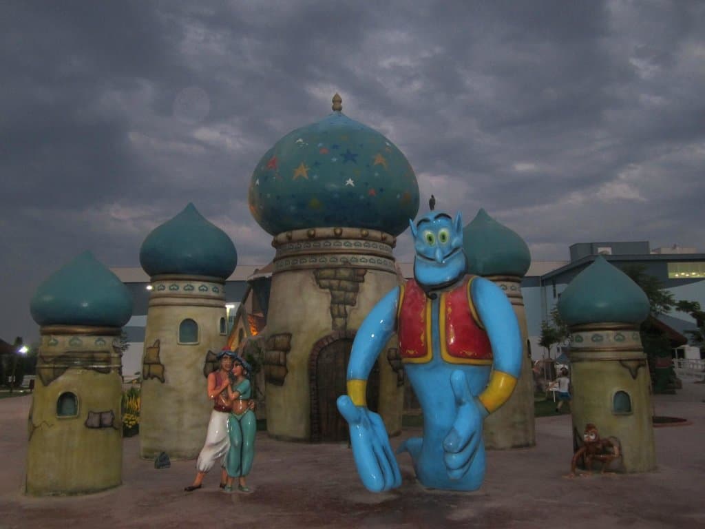 Ночной парк)) Джин выглядит устрашающе!