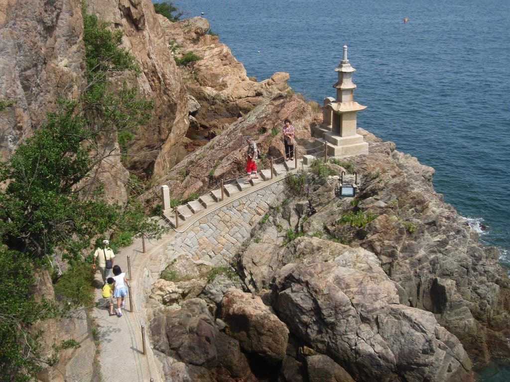 お堂からみた、灯籠塔への道