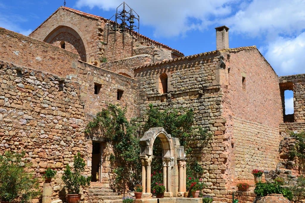 Intérieur du cloitre - une archer - Abbaye de Fontcaude