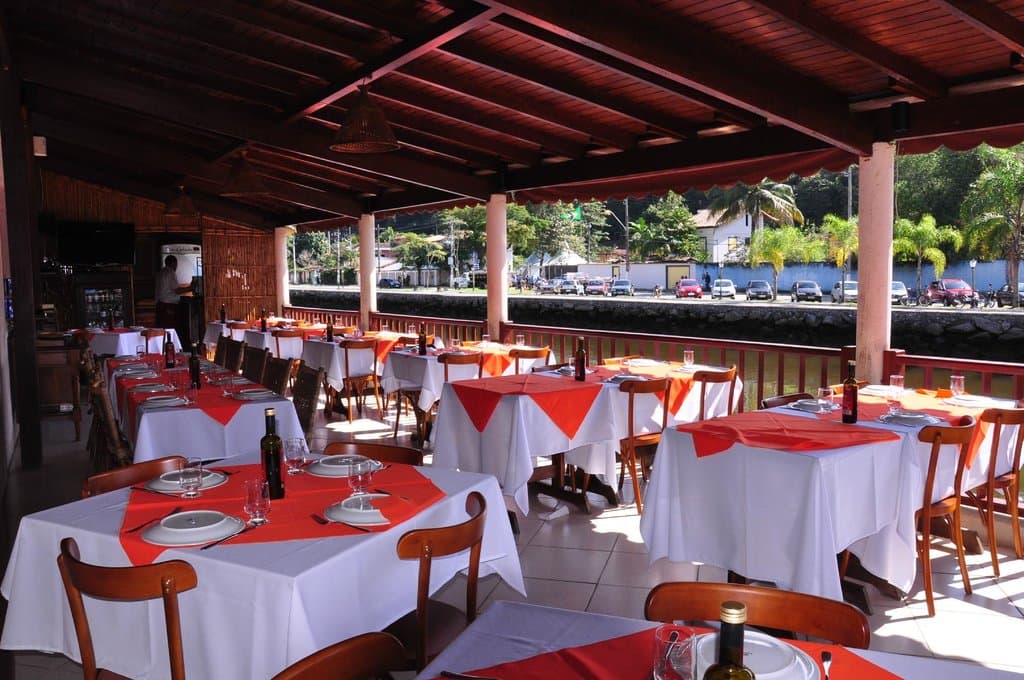 Restaurante com vista para o rio