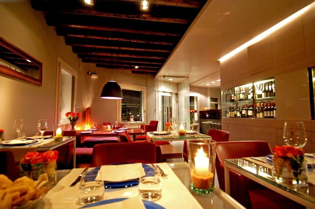 В зале зимой.