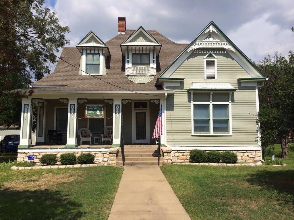Great "doll" of a house!