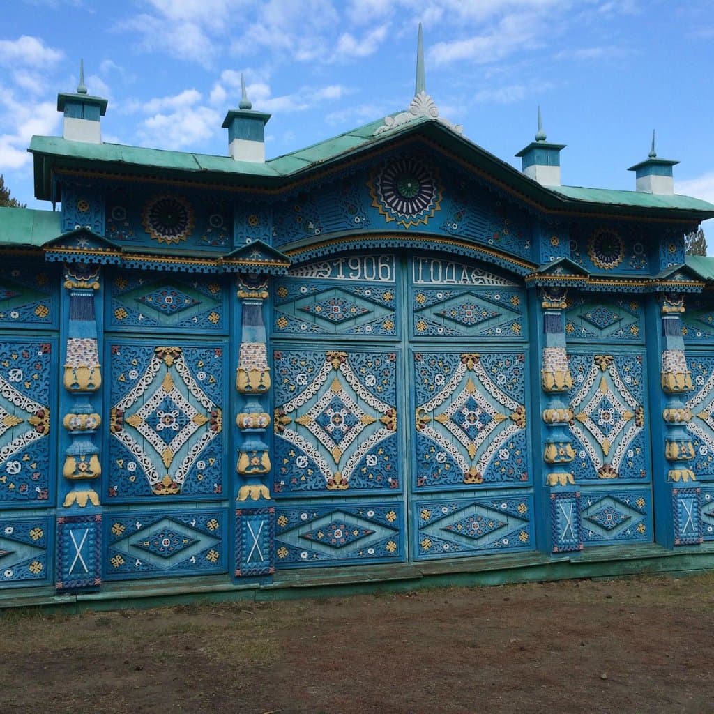 Семейский комплекс. Въездные ворота