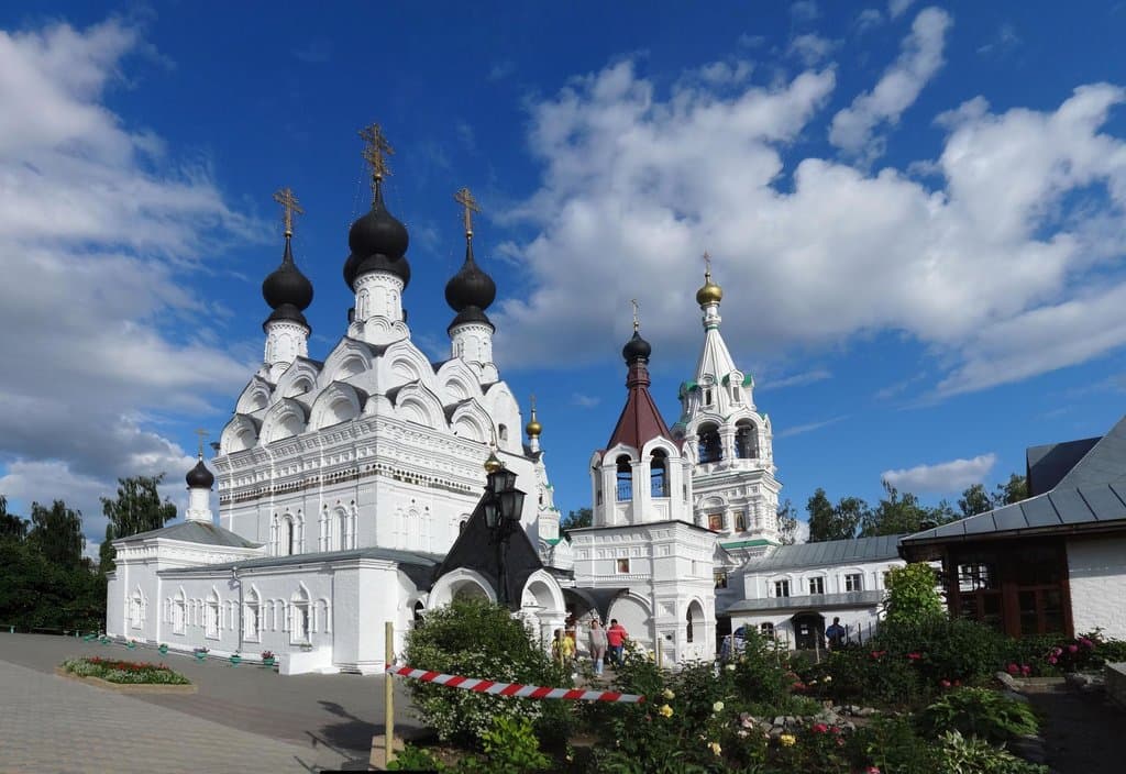 На территории монастыря