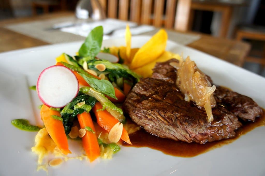 Bavette au poivre sauvage, purée de patates douces, légumes poêlés...