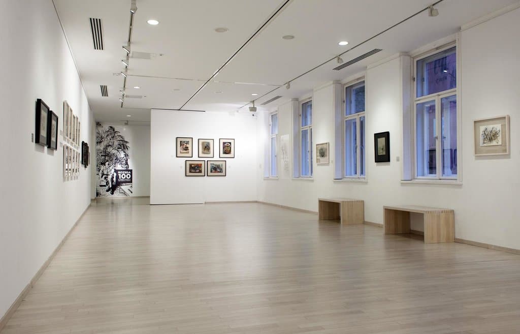 Várfok Galéria - Enteriőr, Rozsda Endre: Az idő ölelésében