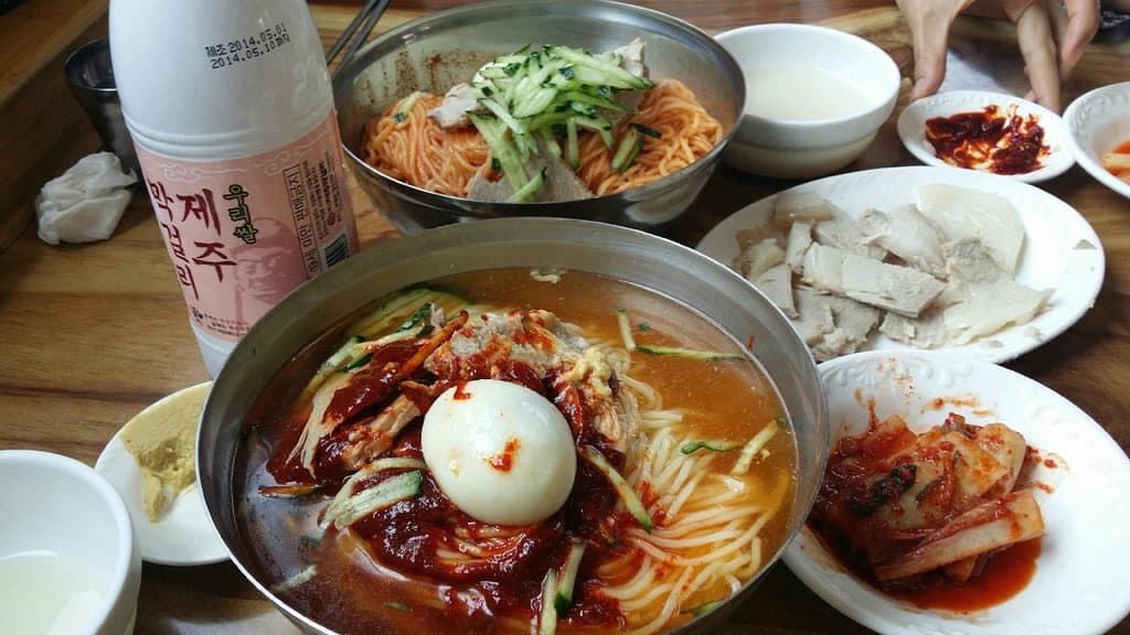 밀면과 수육, 정말 맛있습니다. 심지어 막걸리까지도~