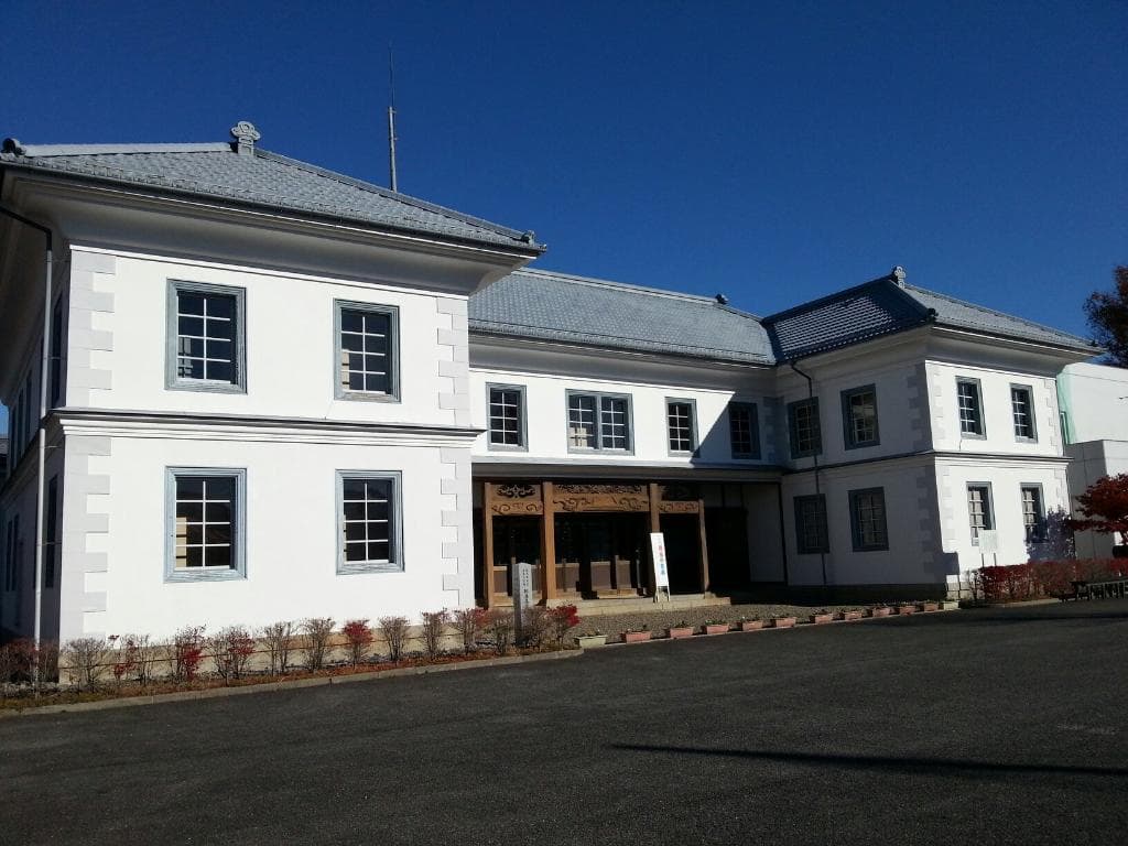 明治時代に小学校だった建物です。