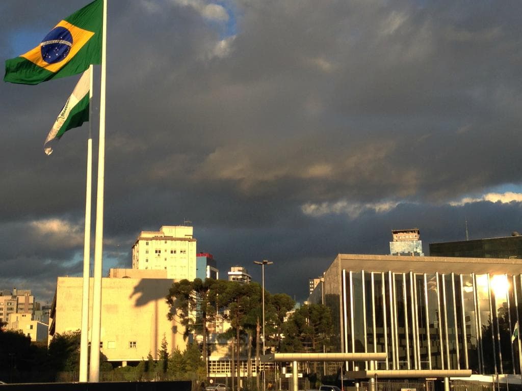 Fim de tarde em frente ao Palácio Iguaçu
