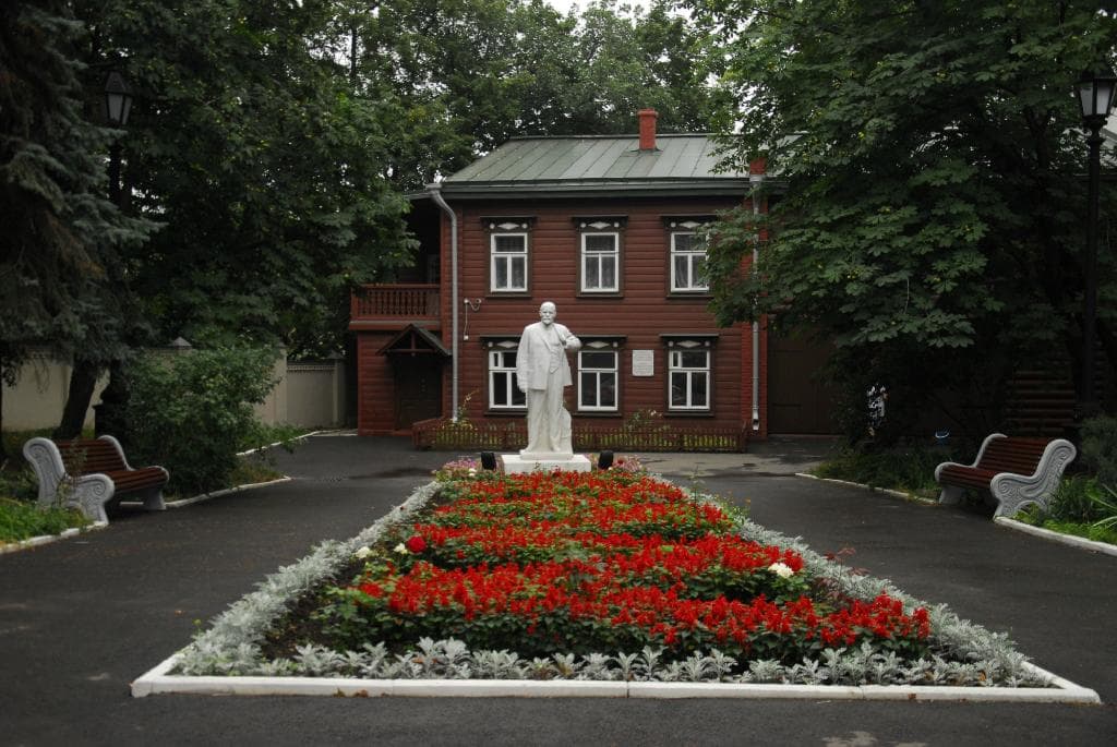 центральная алея и памятник В.И.Ленину