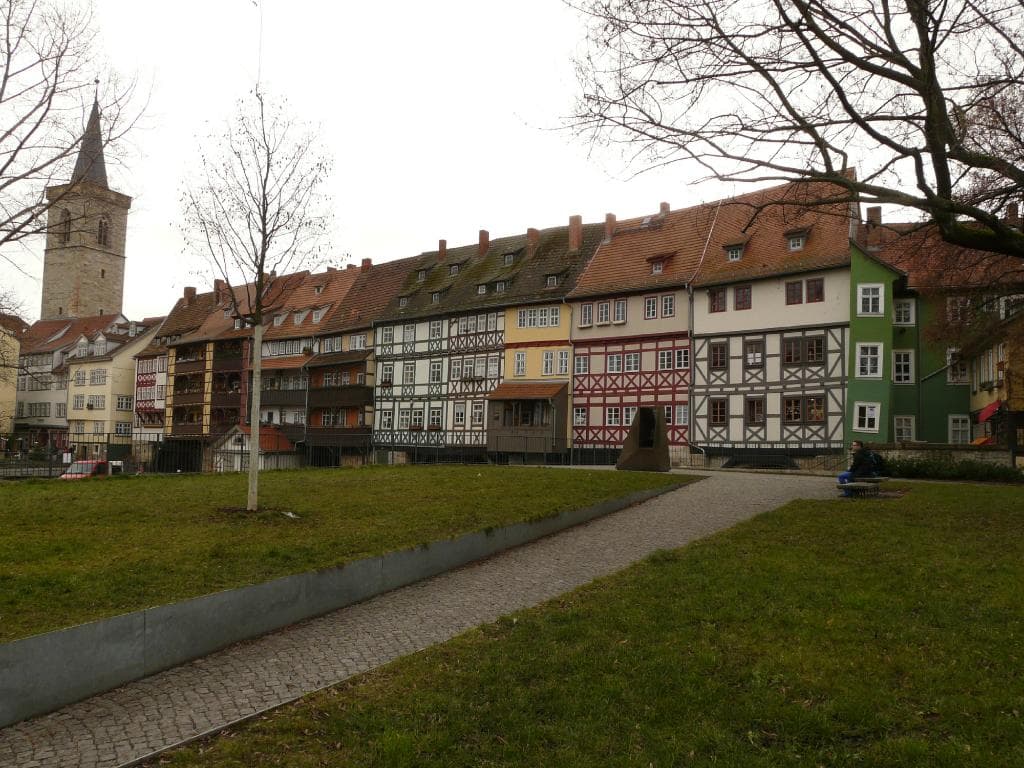s. Fenster in der Mitte des Platzes, um nach unten zu schauen
