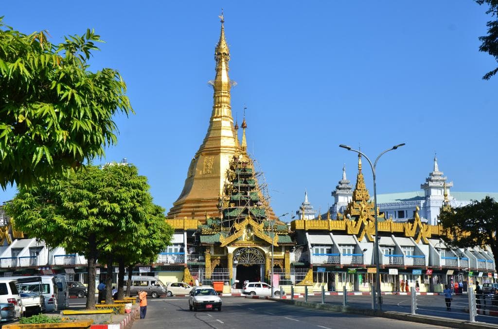 Sule Pagoda - view from the Mahabandula park side