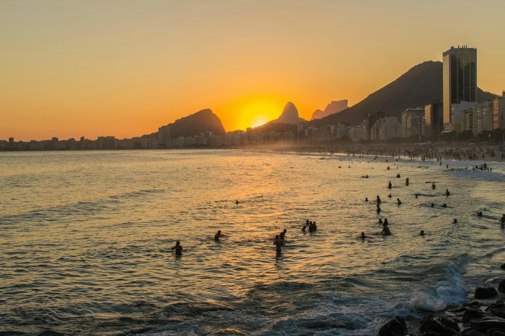 Pôr do sol no Leme