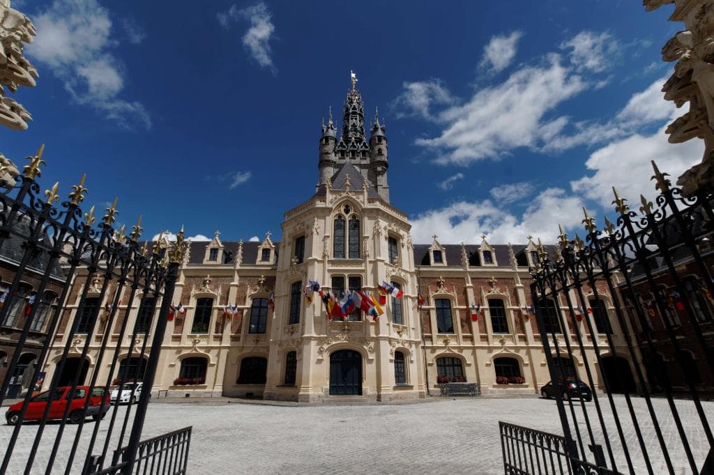Beffroi de Douai - Beffroi et cour de l'Hôtel de Ville