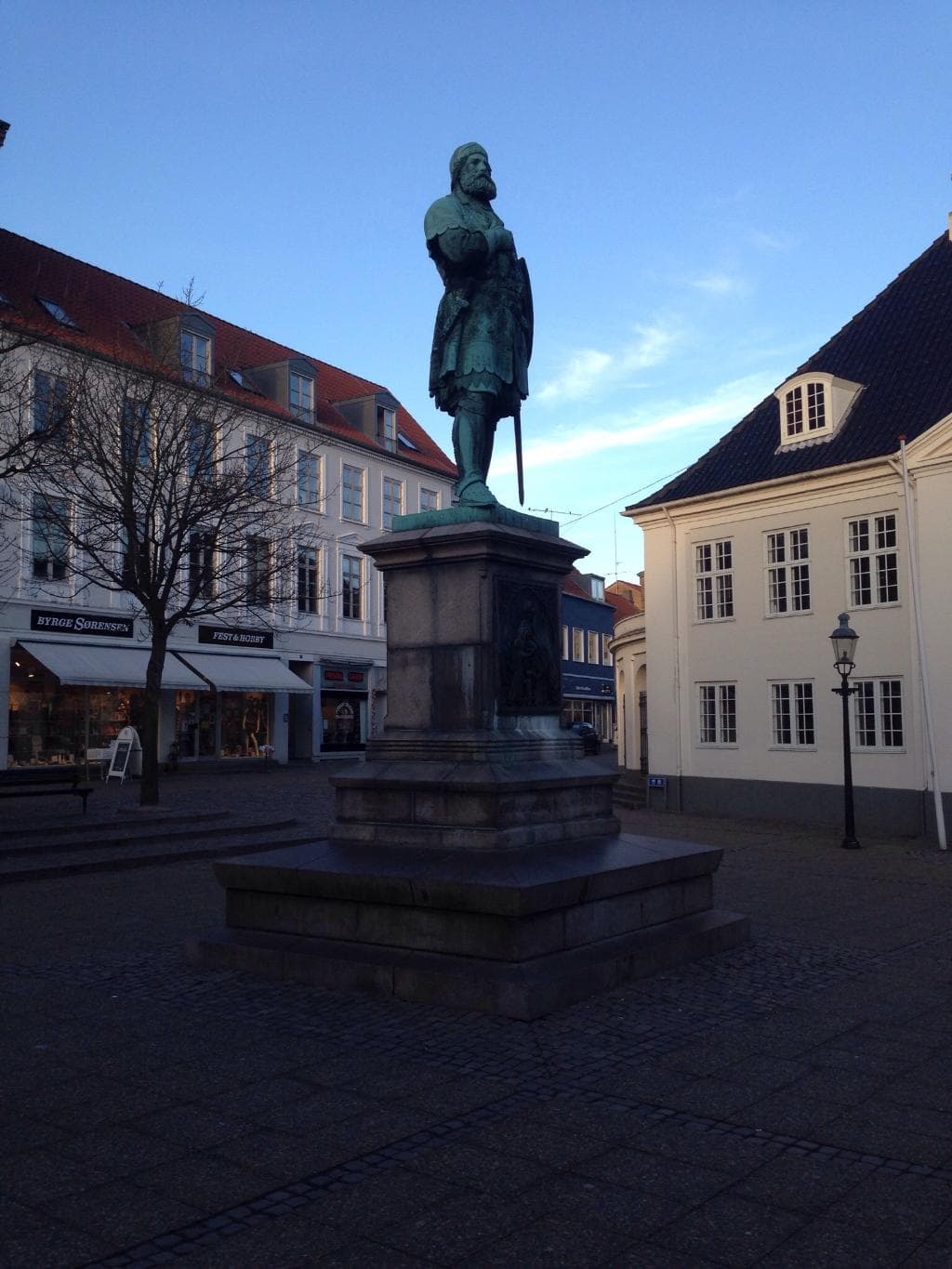 Statuen af Niels Ebbesen på Rådhuspladsen i Randers