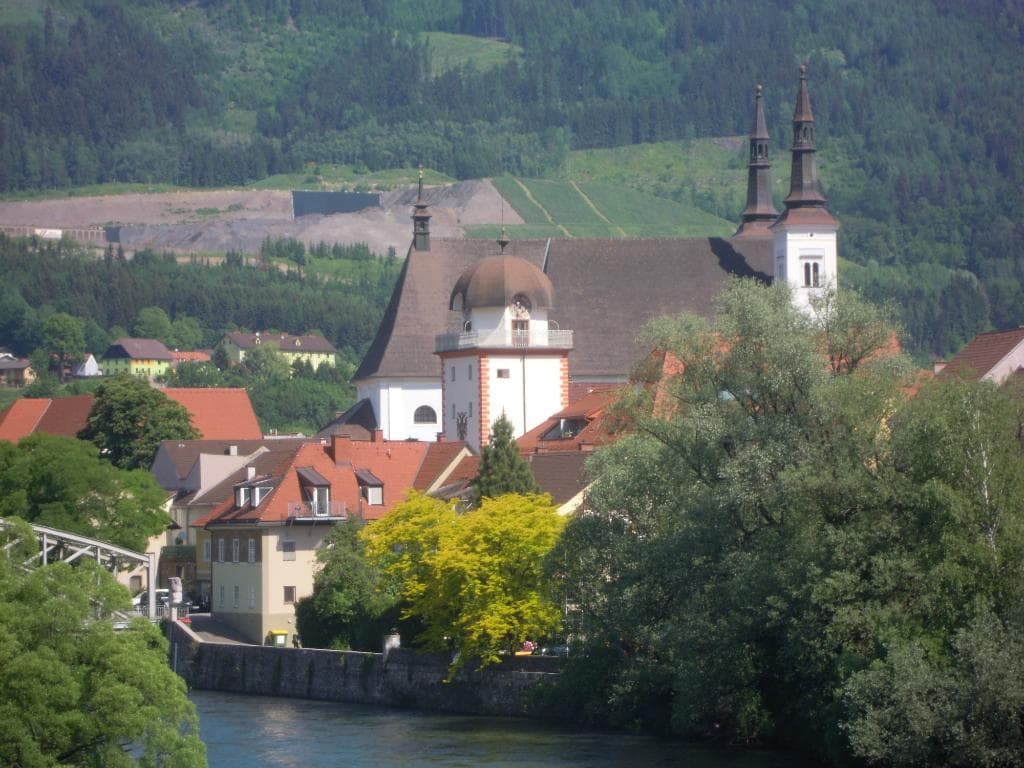 Schwammerlturm (im Vordergrund, dahinter Sankt Xaver)