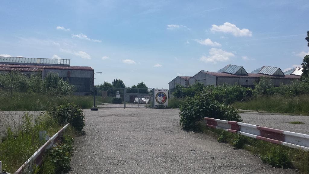 De oprit naar het museum