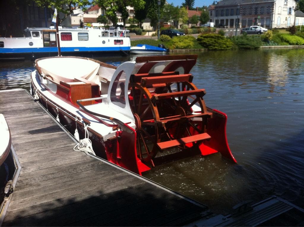 Une balade touristique sur le canal de Briare situé sur le port de plaisance de Briare